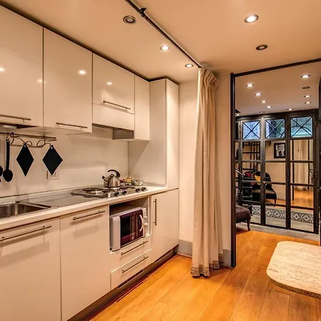 Magenta Collection Specchi Semesterbostad Rom