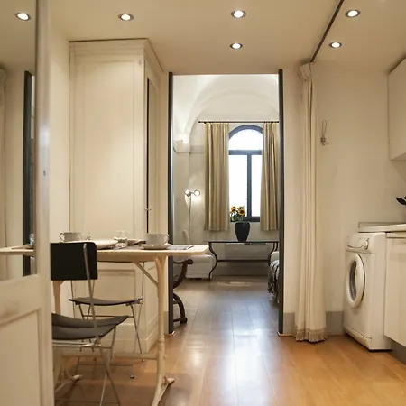 Magenta Collection Specchi Semesterbostad Rom